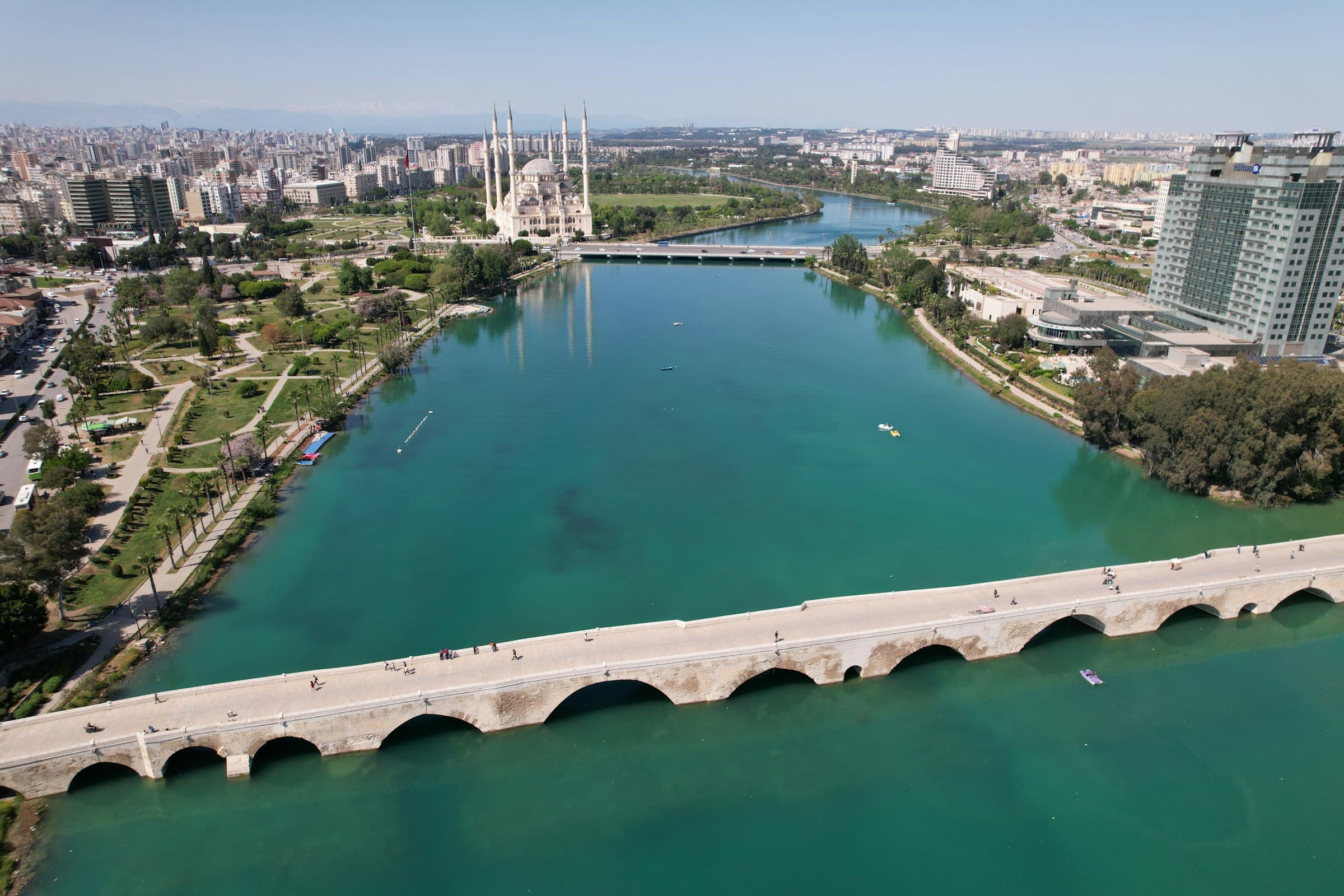 Adana aus der Luft: der Seyhan, die Steinbrücke und die Sabancı-Zentralmoschee